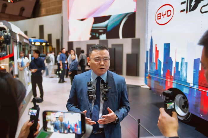 4、比亚迪商用车事业部总经理田春龙接受媒体采访.jpg