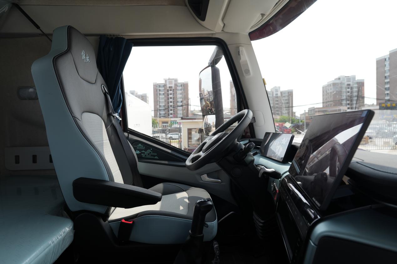 2025年9月，在国家“以旧换新”政策与新能源购置税减免延续的双重利好推动下，商用车市场迎来“全面增长”，一汽解放终端销量强势登顶，成为当月国内中重卡市场唯一“双冠王”——在传统与新能源两大领域同步领跑，彰显领军风范。