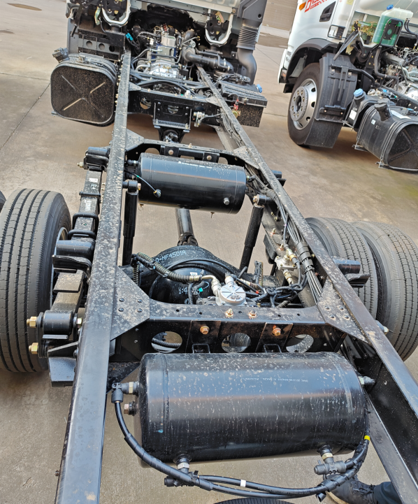 危化品运输行业对车辆的安全性与运营效益有着严苛要求。东风专致依托东风汽车股份深厚技术底蕴，针对不同运输场景，精心打造了两款极具性价比的危化品运输车：18吨厢式运输车与10吨罐式/厢式运输车。它们以全面升级的安全配置和出色的经济性，为从业者带来值得信赖的运营伙伴，是您选购危化品运输车时的优质推荐。