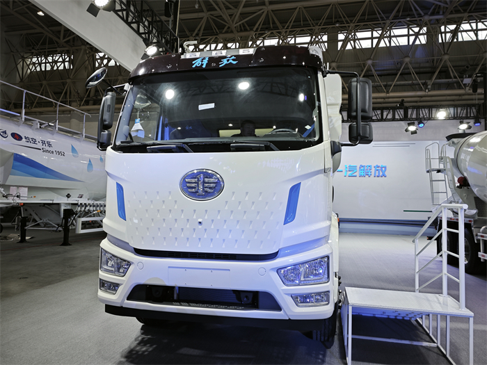 一汽解放J6L 8×4纯电动饲料运输车.jpg