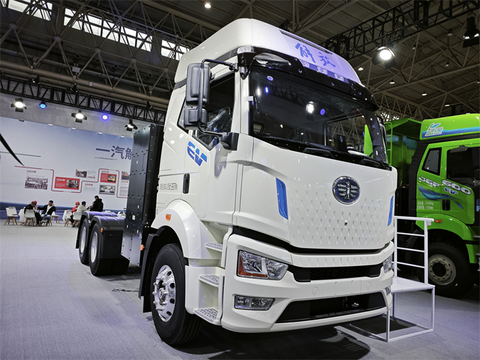 解放J6L 电驱桥纯电牵引车.jpg