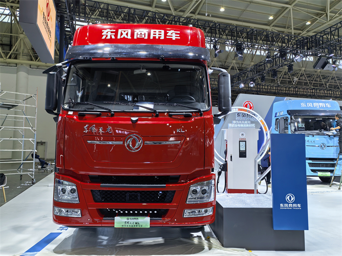 东风天龙KL华为兆瓦级超充牵引车2.jpg