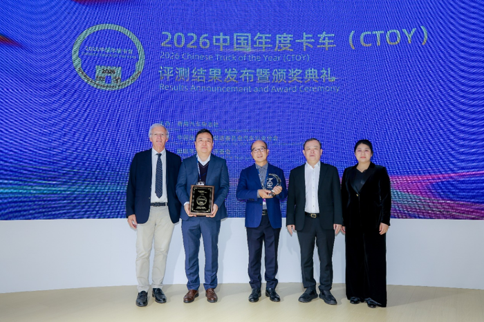 海珀特H49荣膺“2026中国年度卡车（CTOY 2026）”桂冠.png