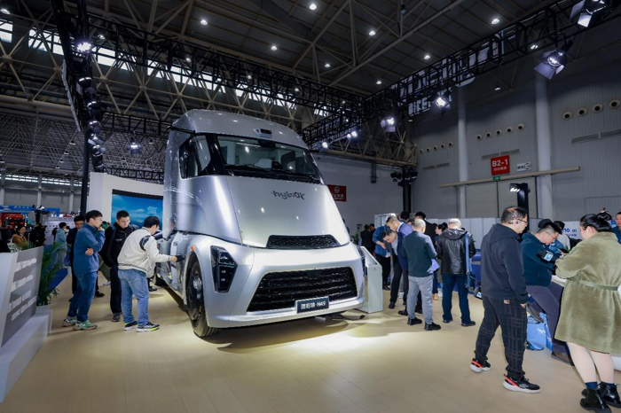 海珀特H49荣膺“2026中国年度卡车（CTOY 2026）”桂冠3.png