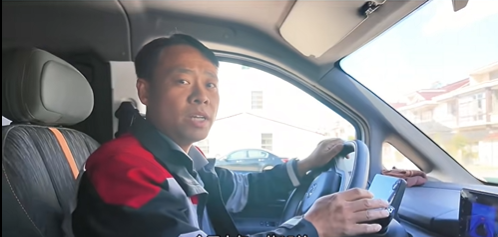 卢师傅和东风睿立达V8E，那可是“上过电视”的好伙伴。在东风睿立达V8E区域上市会上，东风睿立达V8E和卢师傅的日常点滴，让与会在场的现场观众和嘉宾感动，一场致敬平凡路上创造不平凡的故事正在被上映。