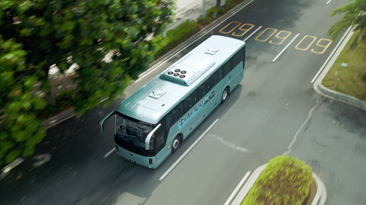 11月10日-13日，比亚迪全新客车C11亮相2025中国国际商用车展览会（CCVS），是其上市以来的首次参展，向观众展示旅游客运、通勤、公交场景下全新客车解决方案。C11的硬核实力正源于e-BUS平台3.0的全方位技术革新，不仅兑现了“加速客车电动化”的承诺，更以全域1000V高压架构等多项全球首创技术，为行业树立了安全、高效、智能的新标杆。