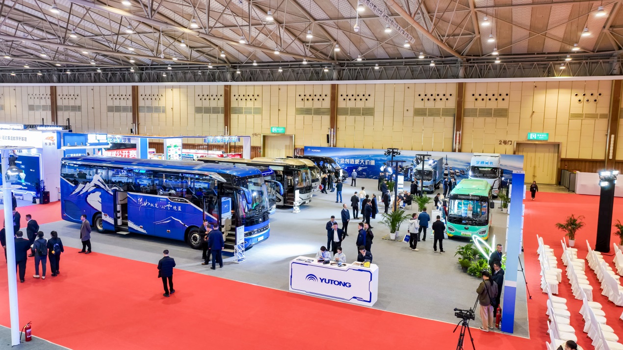 11月10日至12日，中国道路运输协会第七届二次理事大会暨2025中国道路运输年会在成都举行。此次活动汇聚了全国道路运输行业的权威专家与企业代表，共同探讨行业发展趋势，分享创新成果。