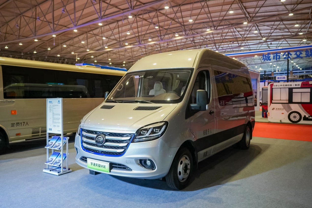 11月10日至12日，中国道路运输协会第七届二次理事大会暨2025中国道路运输年会在成都举行。此次活动汇聚了全国道路运输行业的权威专家与企业代表，共同探讨行业发展趋势，分享创新成果。