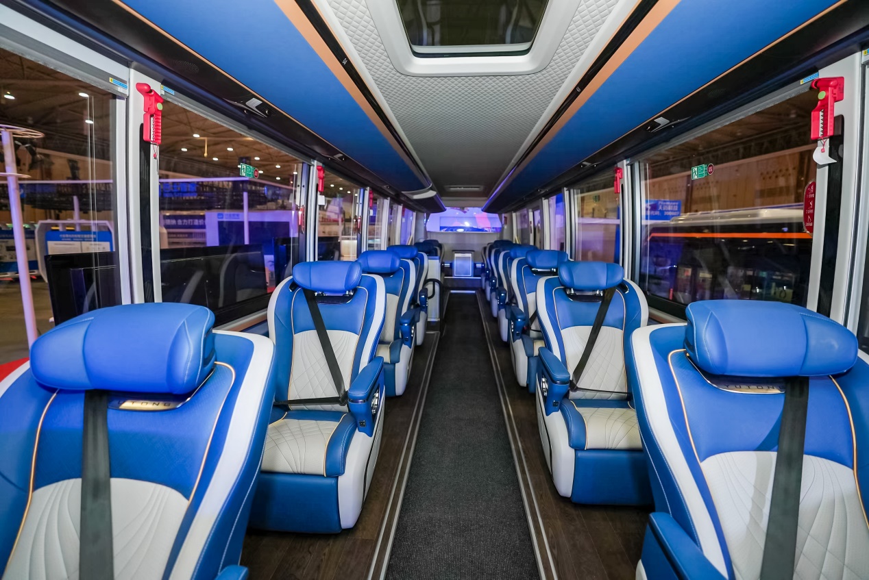 11月10日至12日，中国道路运输协会第七届二次理事大会暨2025中国道路运输年会在成都举行。此次活动汇聚了全国道路运输行业的权威专家与企业代表，共同探讨行业发展趋势，分享创新成果。