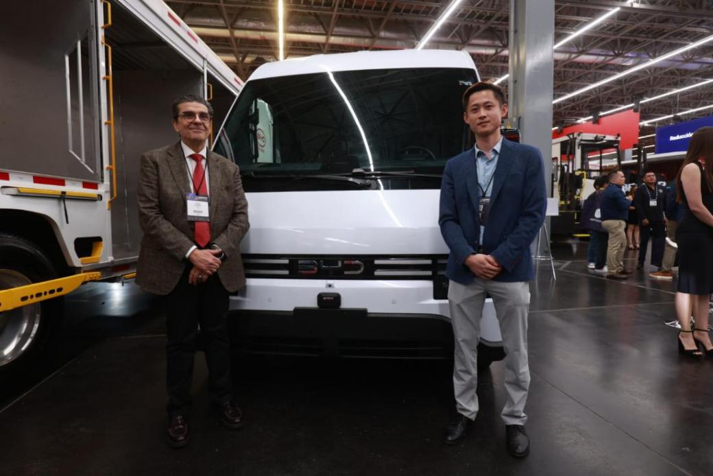 近日，比亚迪携旗下多款新能源商用车参加墨西哥商用车展，并重磅亮相纯电轿卡T35（拉美版）、厢式货车V9两款全新车型，这不仅是继轿卡在日本亮相、国内发布后的又一重要动作，也进一步丰富了比亚迪在海外市场的产品矩阵，以乘用车级的品质和标准，为城市“最后一公里”物流注入绿色、安全、高效新动力，向世界展示中国新能源汽车的硬核实力。