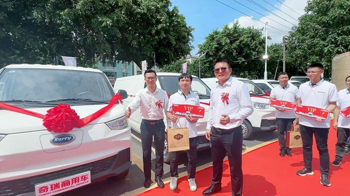 每一次紧握方向盘的专注，每一段安全抵达的使命，都是平凡路上的光芒。