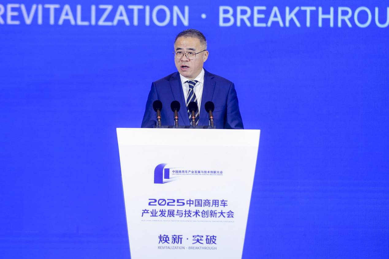 近日，东风汽车商用车事业部总经理、党委书记、东风股份董事长张小帆，东风汽车商用车事业部副总经理、东风股份总经理段仁民受邀出席“2025中国商用车产业发展与技术创新大会”并作主旨演讲和致辞，围绕“以技术创新筑牢产业发展根基”，分析商用车行业技术与产业发展趋势，详解东风汽车推进商用车转型的实践探索。