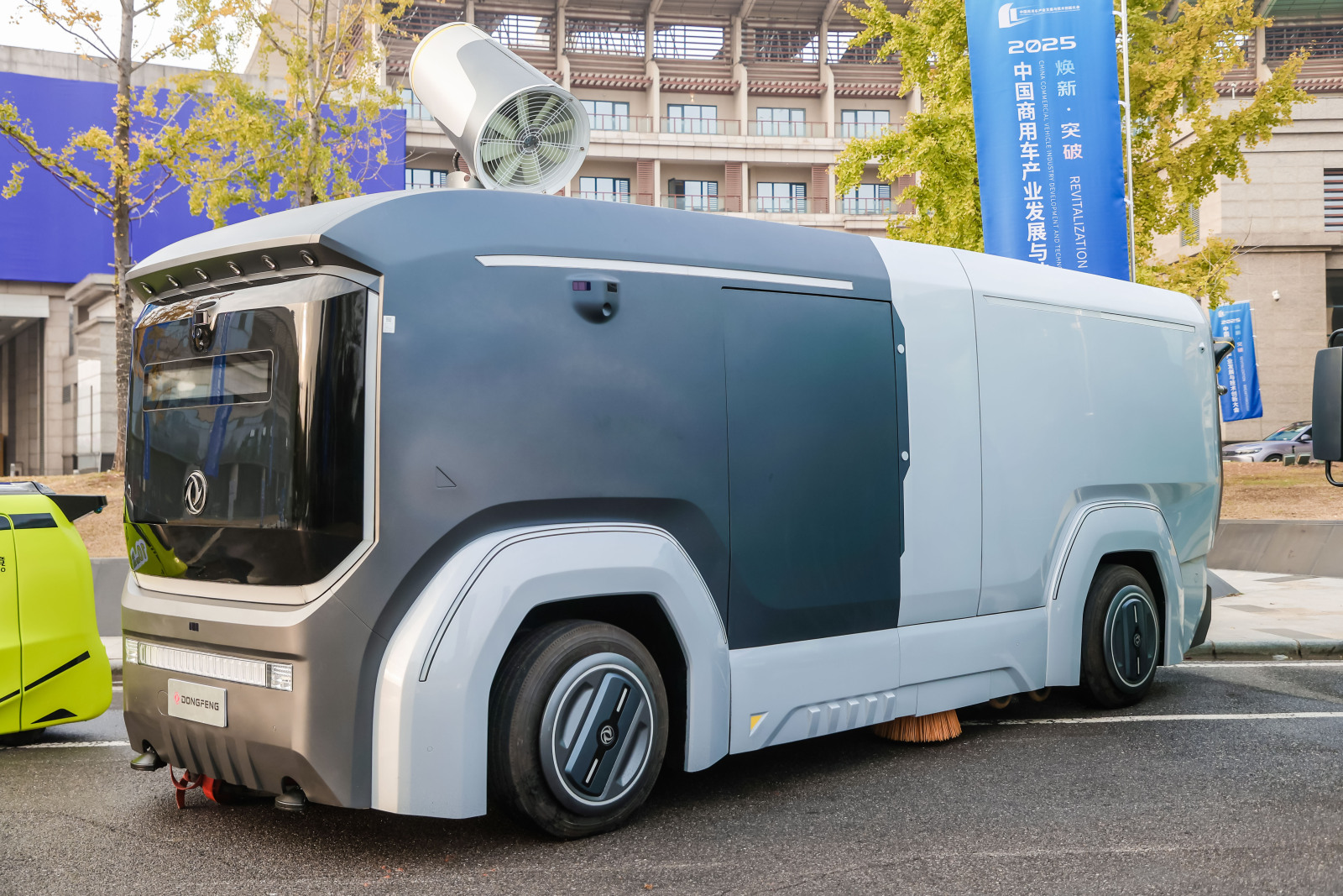 近日，东风汽车商用车事业部总经理、党委书记、东风股份董事长张小帆，东风汽车商用车事业部副总经理、东风股份总经理段仁民受邀出席“2025中国商用车产业发展与技术创新大会”并作主旨演讲和致辞，围绕“以技术创新筑牢产业发展根基”，分析商用车行业技术与产业发展趋势，详解东风汽车推进商用车转型的实践探索。