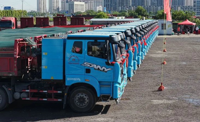 【第一商用车网 原创】2025年4月份开始，充电重卡月销量一直保持超万辆水准，是新能源重卡市场连创新高的最大“功臣”。10月份，新能源重卡整体销量再破2万辆，达到2.01万辆，而充电重卡的突出表现还在继续。