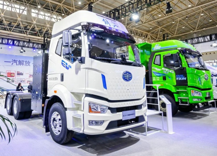 【第一商用车网 原创】2025年4月份开始，充电重卡月销量一直保持超万辆水准，是新能源重卡市场连创新高的最大“功臣”。10月份，新能源重卡整体销量再破2万辆，达到2.01万辆，而充电重卡的突出表现还在继续。