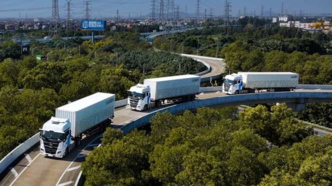 11月18日，三一重卡与小马智行深化战略合作，官宣第四代自动驾驶卡车将完成面向千台量级规模的量产开发，明年首批次将投入运营，标志着中国自动驾驶货运即将迈入规模化商业落地阶段。