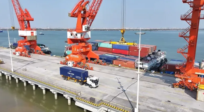 11月18日，三一重卡与小马智行深化战略合作，官宣第四代自动驾驶卡车将完成面向千台量级规模的量产开发，明年首批次将投入运营，标志着中国自动驾驶货运即将迈入规模化商业落地阶段。