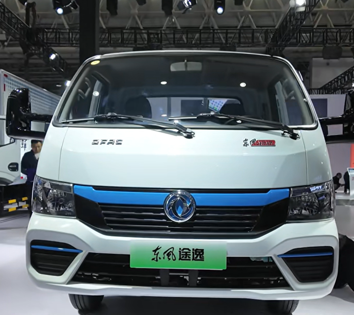 “勤勤恳恳工作，积极努力致富”应该是大多数卡友运输人的真实写照。对于他们来说，不论是辛苦的汗水，还是精打细算的“生意经”，都是对于美好生活的向往和期待。他们恨不得一年四季无时无刻都在奋斗着，而一台能够承担他们工作强度的运输工具正是陪伴每位卡友的“好伙伴”。