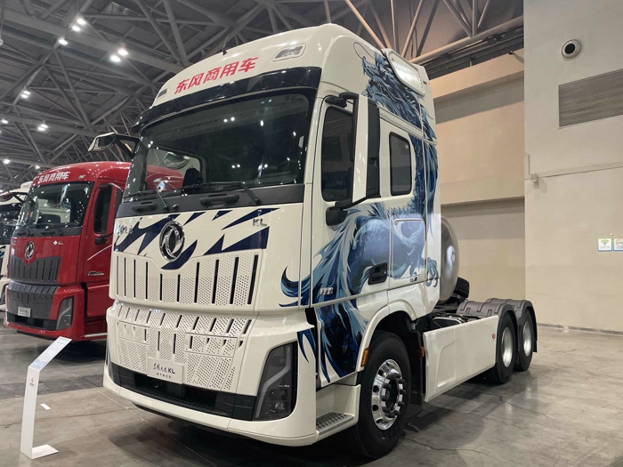 东风天龙KL（新平台）燃气牵引车，搭载康明斯15升580马力发动机2.jpg
