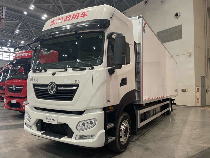 东风天龙KL中型燃油载货车，搭载东风康明斯7升380马力发动机2.jpg