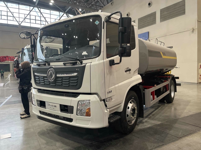 东风天锦VR洒水车，搭载龙擎动力DDi47 180马力发动机2.jpg