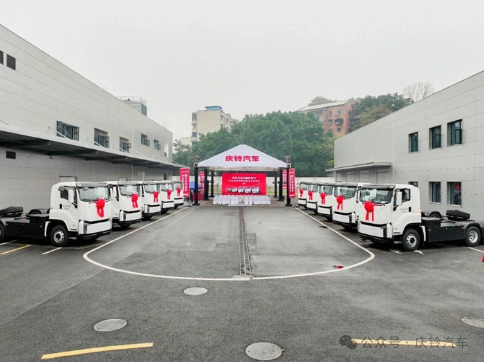 庆铃汽车首批200台铃界超充重卡交付.jpg