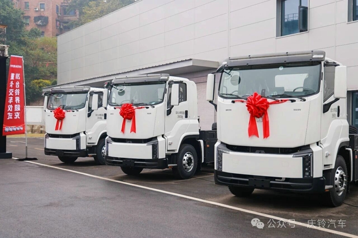 庆铃汽车首批200台铃界超充重卡交付2.jpg