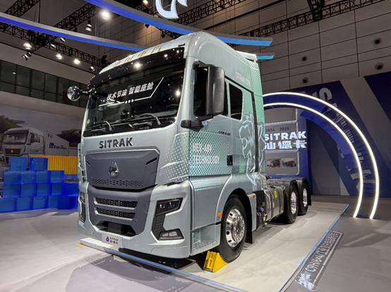 全新内饰＋无极S动力链 汕德卡C9H 48V微混牵引车实车评测.png