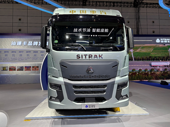 全新内饰＋无极S动力链 汕德卡C9H 48V微混牵引车实车评测2.png