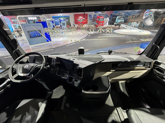 全新内饰＋无极S动力链 汕德卡C9H 48V微混牵引车实车评测3.png