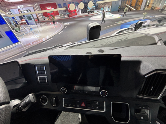 全新内饰＋无极S动力链 汕德卡C9H 48V微混牵引车实车评测5.png