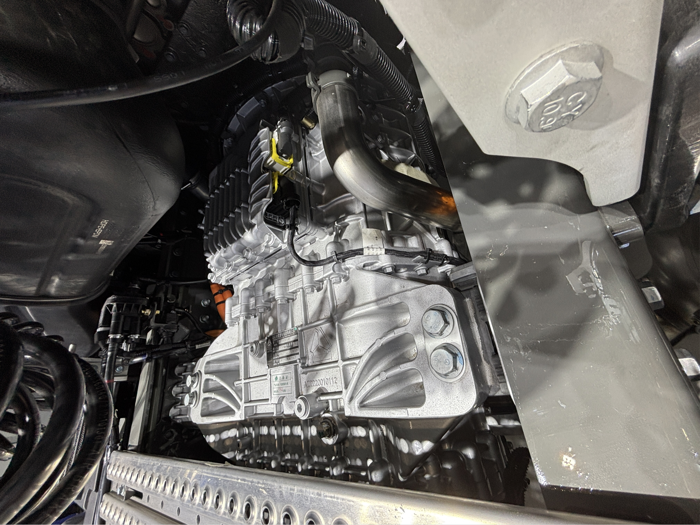 全新内饰＋无极S动力链 汕德卡C9H 48V微混牵引车实车评测7.png