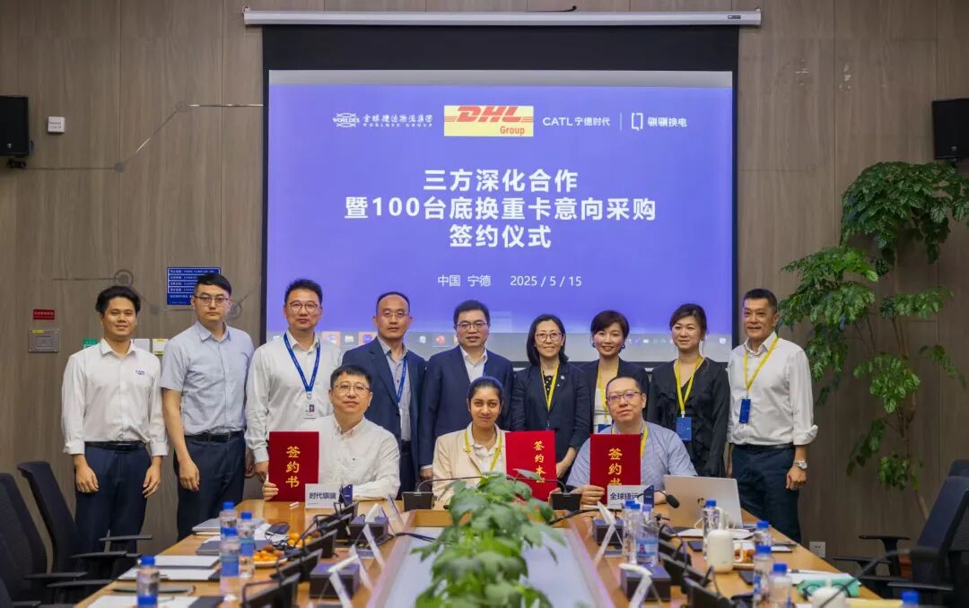 【第一商用车网 原创】近日，宁德时代旗下骐骥换电宣布2025年共建成305座重卡换电站，超额完成“一年建成300座”的年度目标。重卡换电是“小众赛道”还是“大势所趋”，这个被市场争论已久的话题再次回到舆论中心。