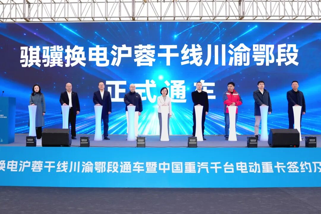 【第一商用车网 原创】近日，宁德时代旗下骐骥换电宣布2025年共建成305座重卡换电站，超额完成“一年建成300座”的年度目标。重卡换电是“小众赛道”还是“大势所趋”，这个被市场争论已久的话题再次回到舆论中心。