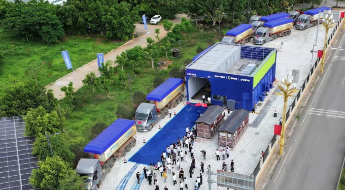 【第一商用车网 原创】近日，宁德时代旗下骐骥换电宣布2025年共建成305座重卡换电站，超额完成“一年建成300座”的年度目标。重卡换电是“小众赛道”还是“大势所趋”，这个被市场争论已久的话题再次回到舆论中心。