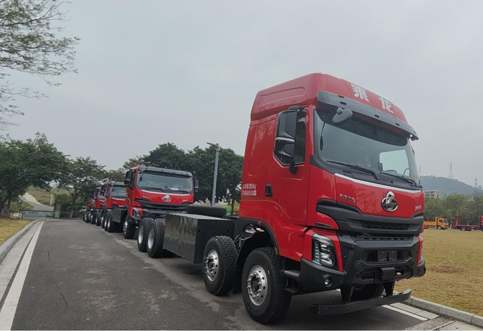 全维度硬核实力！乘龙H7 8X4纯电自卸车定义工程运输新标杆.png