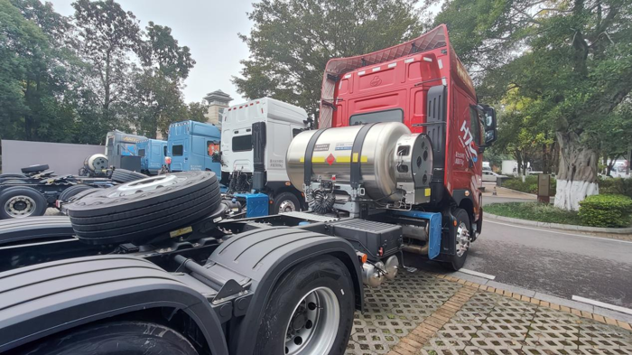 乘龙H7 Pro LNG牵引车2.png