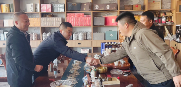 2026年以来，上汽红岩发起的一场名为“红岩·行”的温暖热浪席卷全国。这并非一次普通的市场调研或服务回访，而是一场充满温情的“同心聚力”之旅。红岩的走访团队深入全国各地，带着真心去倾听、去交流，与客户搭建起一座座情感连接的桥梁。