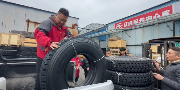 2026年以来，上汽红岩发起的一场名为“红岩·行”的温暖热浪席卷全国。这并非一次普通的市场调研或服务回访，而是一场充满温情的“同心聚力”之旅。红岩的走访团队深入全国各地，带着真心去倾听、去交流，与客户搭建起一座座情感连接的桥梁。