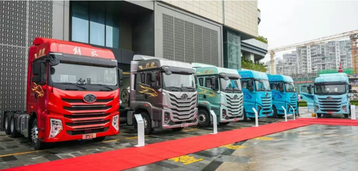 3月7日，以“青致远 鹰未来 腾新程”为主题的一汽解放鹰腾产品上市发布会在无锡、成都、商丘三地同步举行。一汽解放党委副书记、工会主席王浩，党委委员、总经理助理兼动力总成事业部党委书记、总经理董亚洲在无锡主会场出席活动。一汽解放青汽公司、营销总部、动力总成事业部、解放绿动等相关单位领导、核心经销商代表、物流企业用户代表及行业媒体嘉宾齐聚三地会场，共同见证鹰阵系列产品迈向新阶段的里程碑时刻