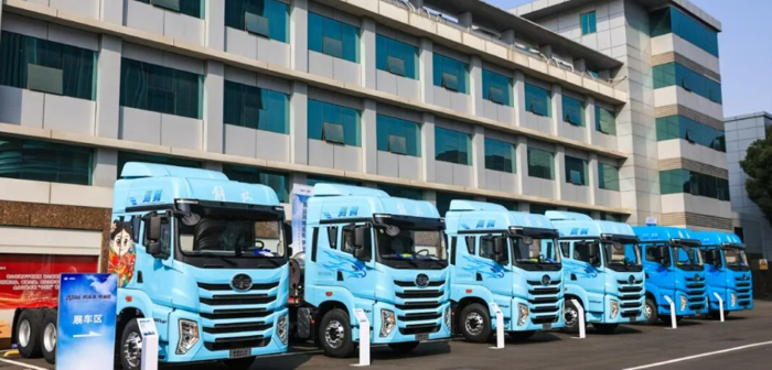 3月7日，以“青致远 鹰未来 腾新程”为主题的一汽解放鹰腾产品上市发布会在无锡、成都、商丘三地同步举行。一汽解放党委副书记、工会主席王浩，党委委员、总经理助理兼动力总成事业部党委书记、总经理董亚洲在无锡主会场出席活动。一汽解放青汽公司、营销总部、动力总成事业部、解放绿动等相关单位领导、核心经销商代表、物流企业用户代表及行业媒体嘉宾齐聚三地会场，共同见证鹰阵系列产品迈向新阶段的里程碑时刻