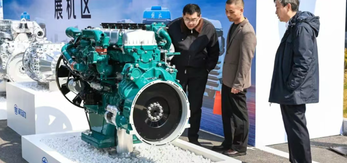 3月7日，以“青致远 鹰未来 腾新程”为主题的一汽解放鹰腾产品上市发布会在无锡、成都、商丘三地同步举行。一汽解放党委副书记、工会主席王浩，党委委员、总经理助理兼动力总成事业部党委书记、总经理董亚洲在无锡主会场出席活动。一汽解放青汽公司、营销总部、动力总成事业部、解放绿动等相关单位领导、核心经销商代表、物流企业用户代表及行业媒体嘉宾齐聚三地会场，共同见证鹰阵系列产品迈向新阶段的里程碑时刻