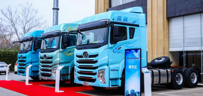 3月7日，以“青致远 鹰未来 腾新程”为主题的一汽解放鹰腾产品上市发布会在无锡、成都、商丘三地同步举行。一汽解放党委副书记、工会主席王浩，党委委员、总经理助理兼动力总成事业部党委书记、总经理董亚洲在无锡主会场出席活动。一汽解放青汽公司、营销总部、动力总成事业部、解放绿动等相关单位领导、核心经销商代表、物流企业用户代表及行业媒体嘉宾齐聚三地会场，共同见证鹰阵系列产品迈向新阶段的里程碑时刻