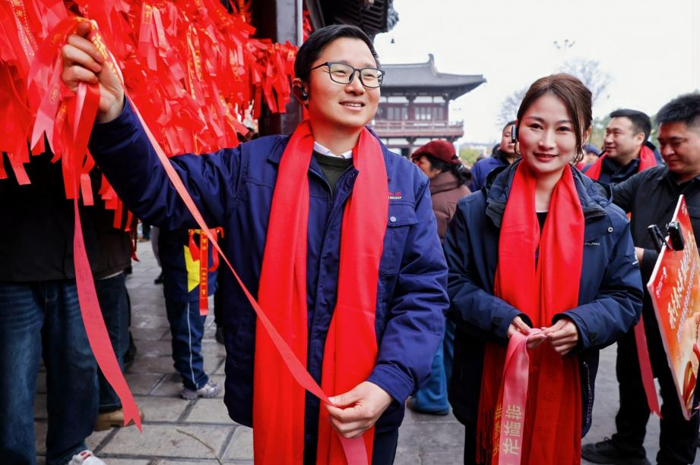 【第一商用车网 原创】用硬核的发动机与可靠的车辆，为广大用户祈求新一年的“马力全开，财源广进”。