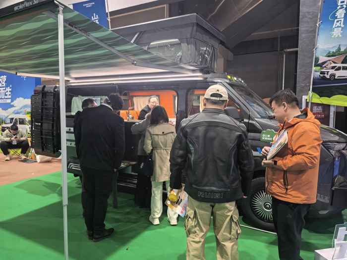 中国重汽轻型汽车登陆北京房车展4.png
