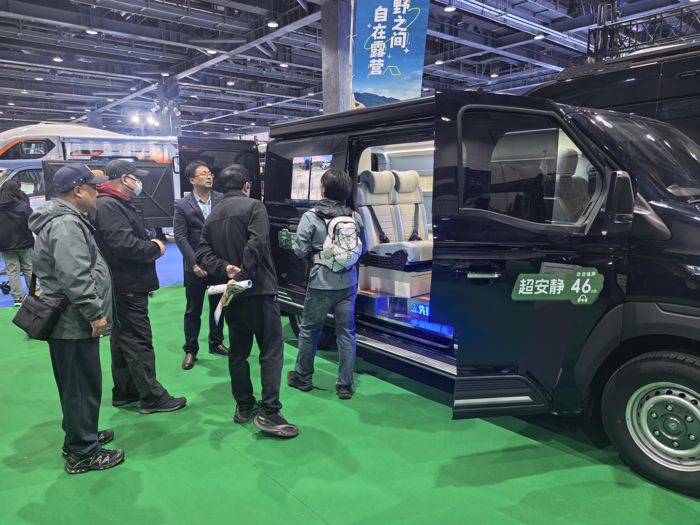 中国重汽轻型汽车登陆北京房车展6.png