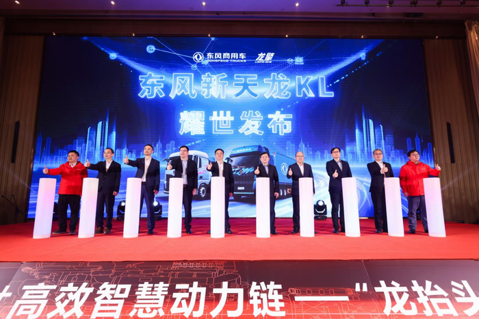 东风天龙新KL上市发布4.png