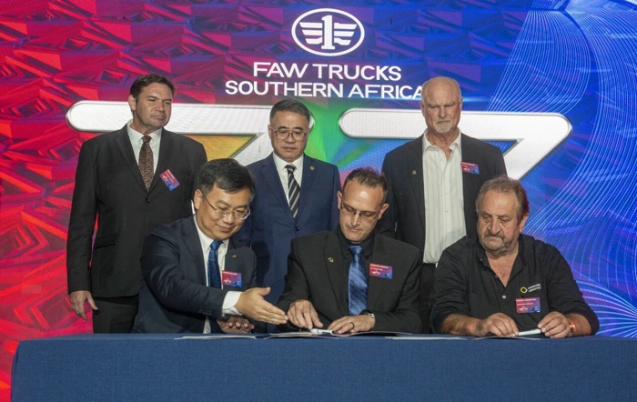 当地时间3月31日，解放J7南非上市发布会在南非约翰内斯堡隆重举行。中国驻南非大使吴鹏，参赞邱忠义，中国一汽党委常委、副总经理张小帆出席发布会，南非汽车制造商协会、南非道路货运协会代表，一汽解放全球合作伙伴、核心用户代表及海内外媒体等各界嘉宾参加发布会，共同见证这一具有里程碑意义的时刻。