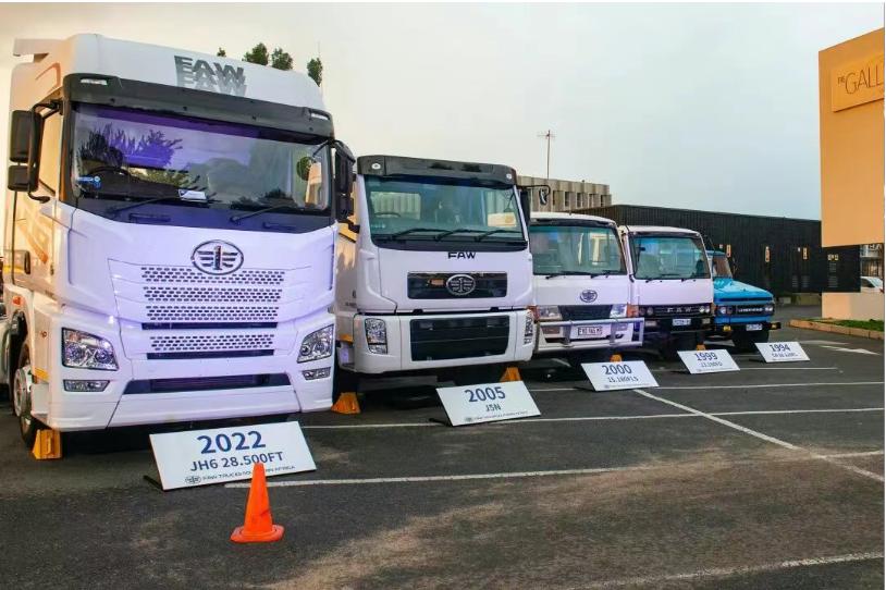 当地时间3月31日，解放J7南非上市发布会在南非约翰内斯堡隆重举行。中国驻南非大使吴鹏，参赞邱忠义，中国一汽党委常委、副总经理张小帆出席发布会，南非汽车制造商协会、南非道路货运协会代表，一汽解放全球合作伙伴、核心用户代表及海内外媒体等各界嘉宾参加发布会，共同见证这一具有里程碑意义的时刻。