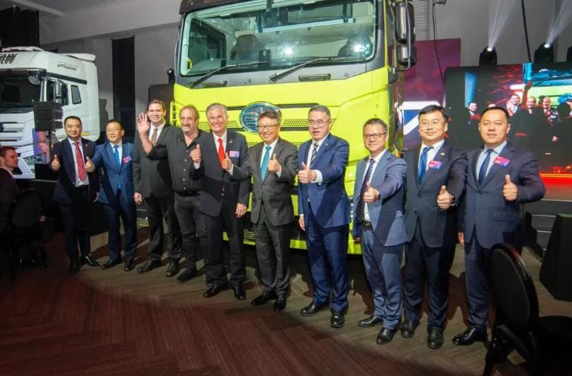 当地时间3月31日，解放J7南非上市发布会在南非约翰内斯堡隆重举行。中国驻南非大使吴鹏，参赞邱忠义，中国一汽党委常委、副总经理张小帆出席发布会，南非汽车制造商协会、南非道路货运协会代表，一汽解放全球合作伙伴、核心用户代表及海内外媒体等各界嘉宾参加发布会，共同见证这一具有里程碑意义的时刻。